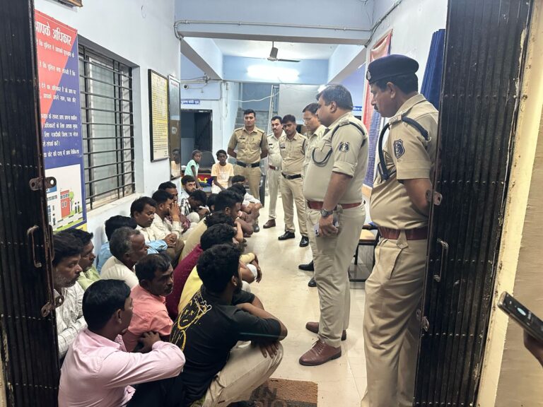मुंगेली पुलिस की बड़ी कार्रवाई: पश्चिम बंगाल से आए 40 फेरीवालों की हुई पहचान सत्यापन