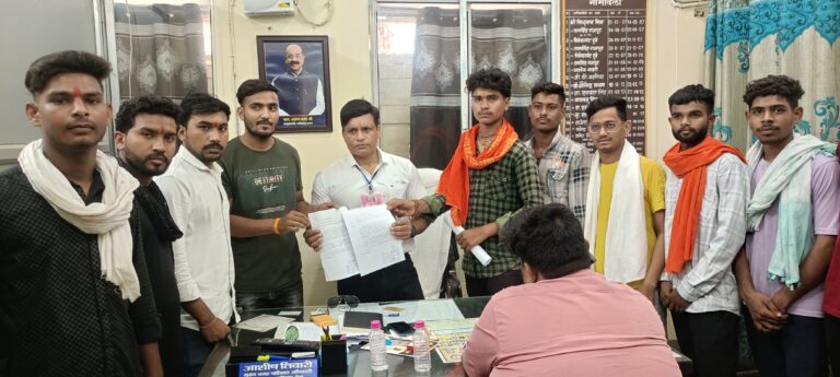 मुंगेली में सड़कों पर मवेशियों की बढ़ती समस्या पर गौ सेवा धाम ने सौंपा ज्ञापन, स्थायी गौशाला की मांग