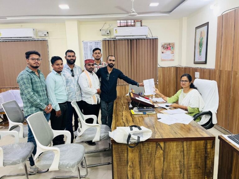 SNG कॉलेज मुंगेली में छात्रों का फूटा आक्रोश: विश्वविद्यालय प्रशासन की अनदेखी पर उग्र प्रदर्शन, ज्ञापन सौंप कर की जांच और सुधार की मांग