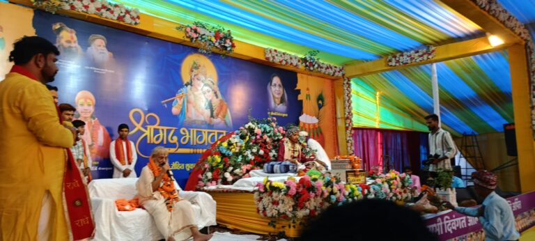 नगर पालिका अध्यक्ष रोहित शुक्ला की माता जी की प्रथम पुण्यतिथि पर चल रही भागवत कथा में उमड़ा श्रद्धा का सैलाब