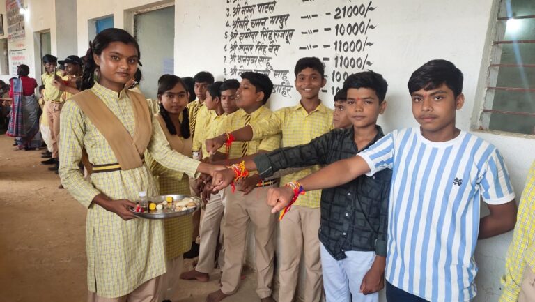 लोरमी के दशरथ लाल अमरीका बाई आदर्श विद्यालय में पहली बार राखी मिलन