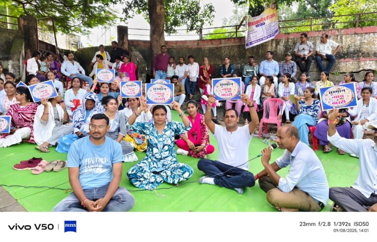 “मुंगेली में एनएचएम कर्मचारियों की हड़ताल 22वें दिन भी जारी, रोटी-सम्मान-न्याय की गूंज”