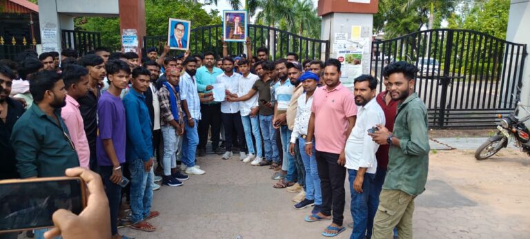 ग्वालियर में बाबा साहेब के अपमान पर आक्रोश — मुंगेली में युवाओं ने कलेक्टर को सौंपा ज्ञापन, सख्त कार्रवाई की मांग