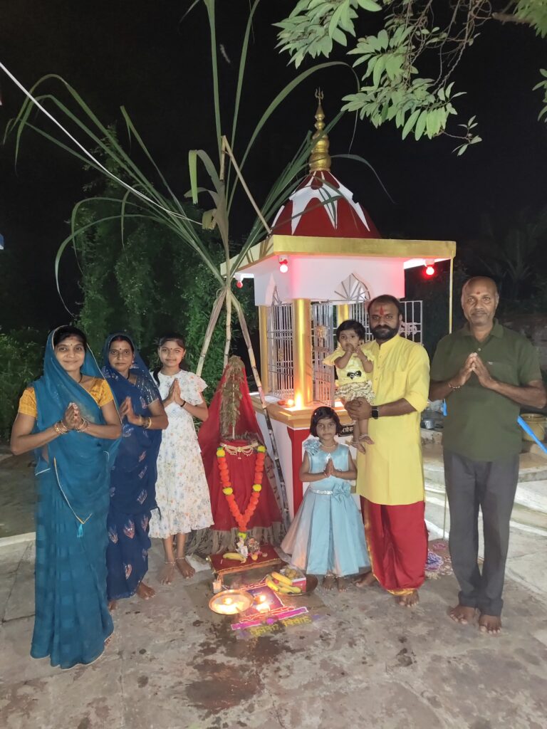 घर-घर में सजा मंडप, तुलसी का हुआ विवाह,दीपों से जगमगाए द्वार, तुलसी-शालिग्राम विवाह के लिए सजा आंगन