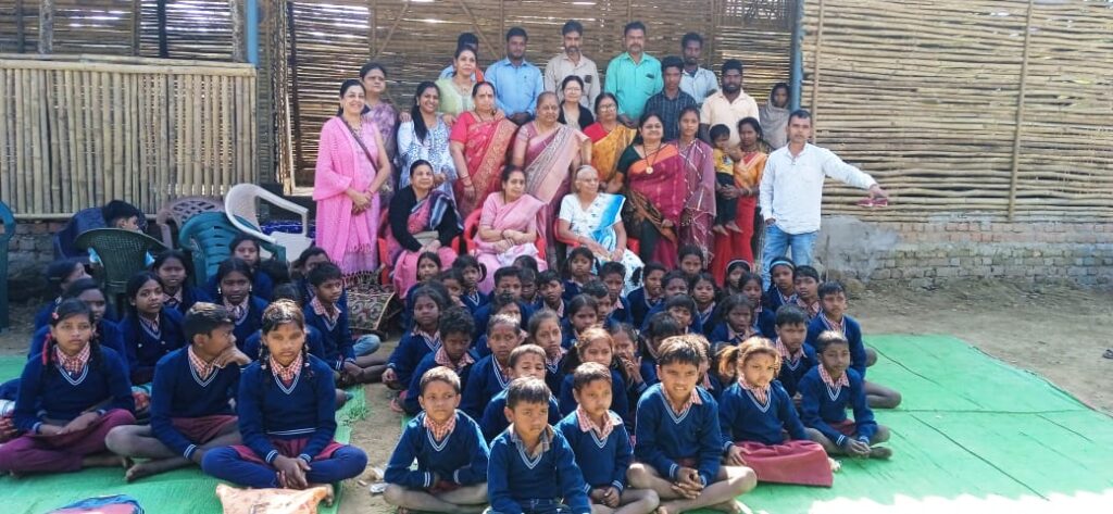 सुदूर वनांचल में सेवा की मिसाल: महिला जागृति जनसेवा कल्याण समिति ने किया कंबल व स्वेटर वितरण